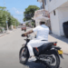 El hombre de blanco que lleva el sabor del Caribe sobre la cabeza